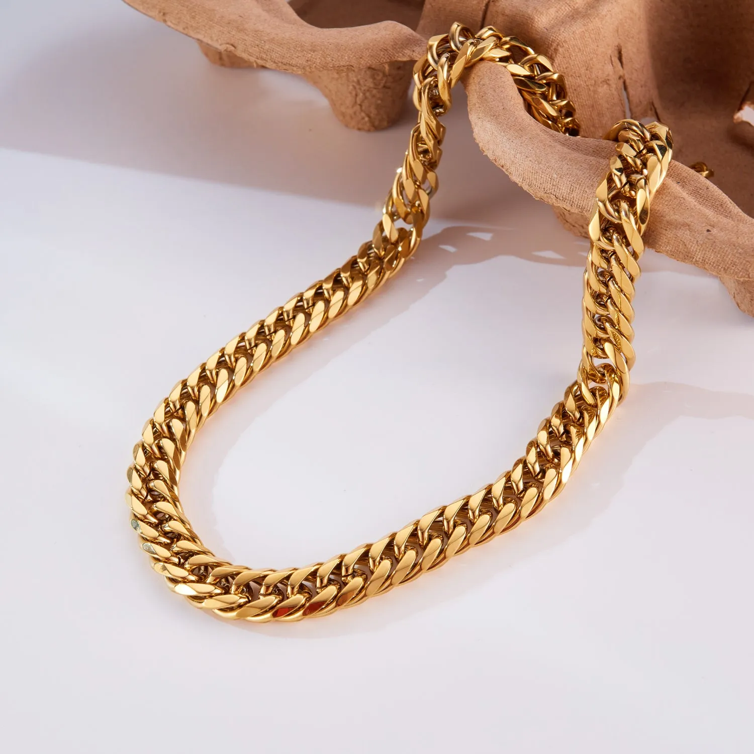 Bold Gold Cuban Link Chain Necklace - Luxurious and Durable Accessory for Men