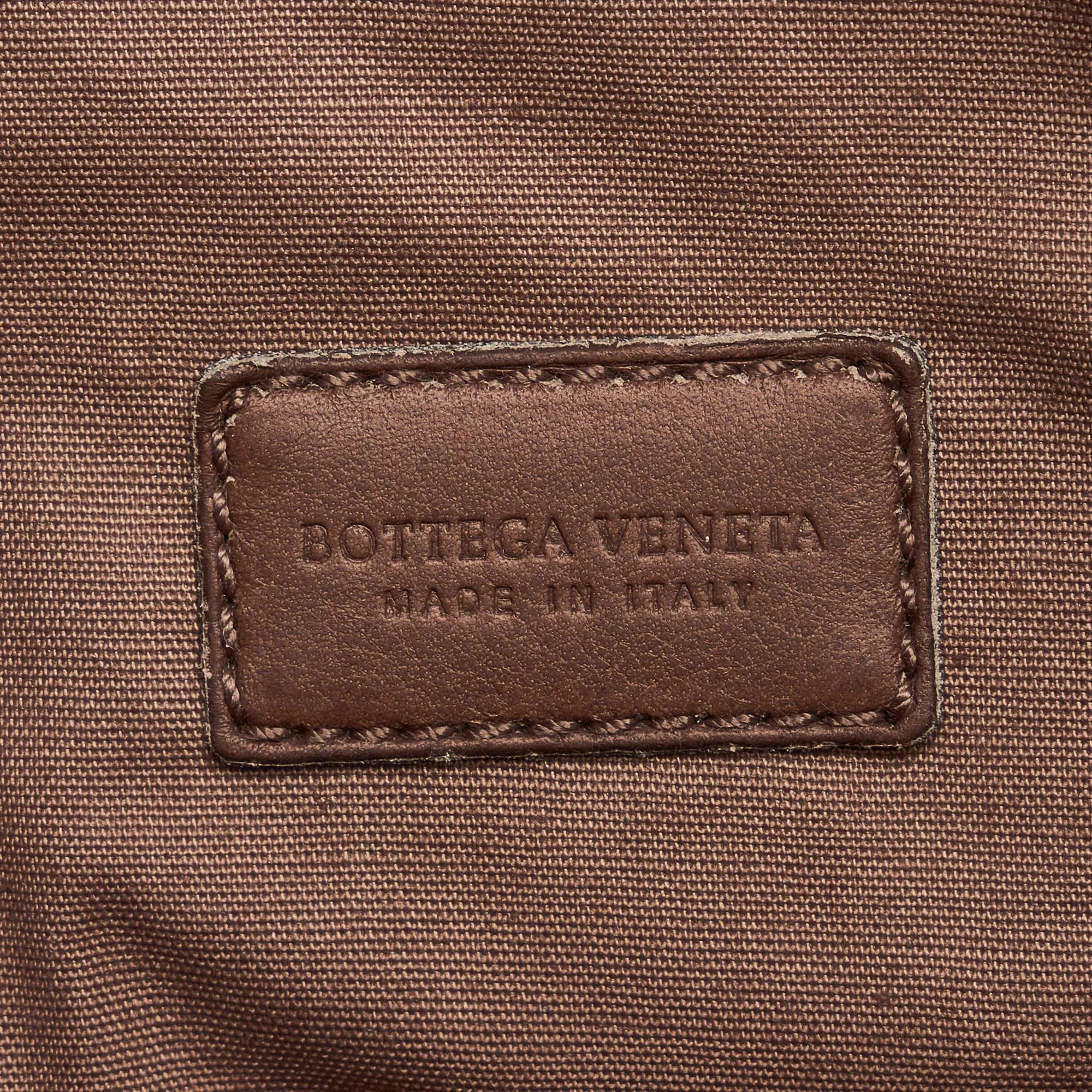 Bottega Veneta Leather Clutch (SHG-VEBBhm)